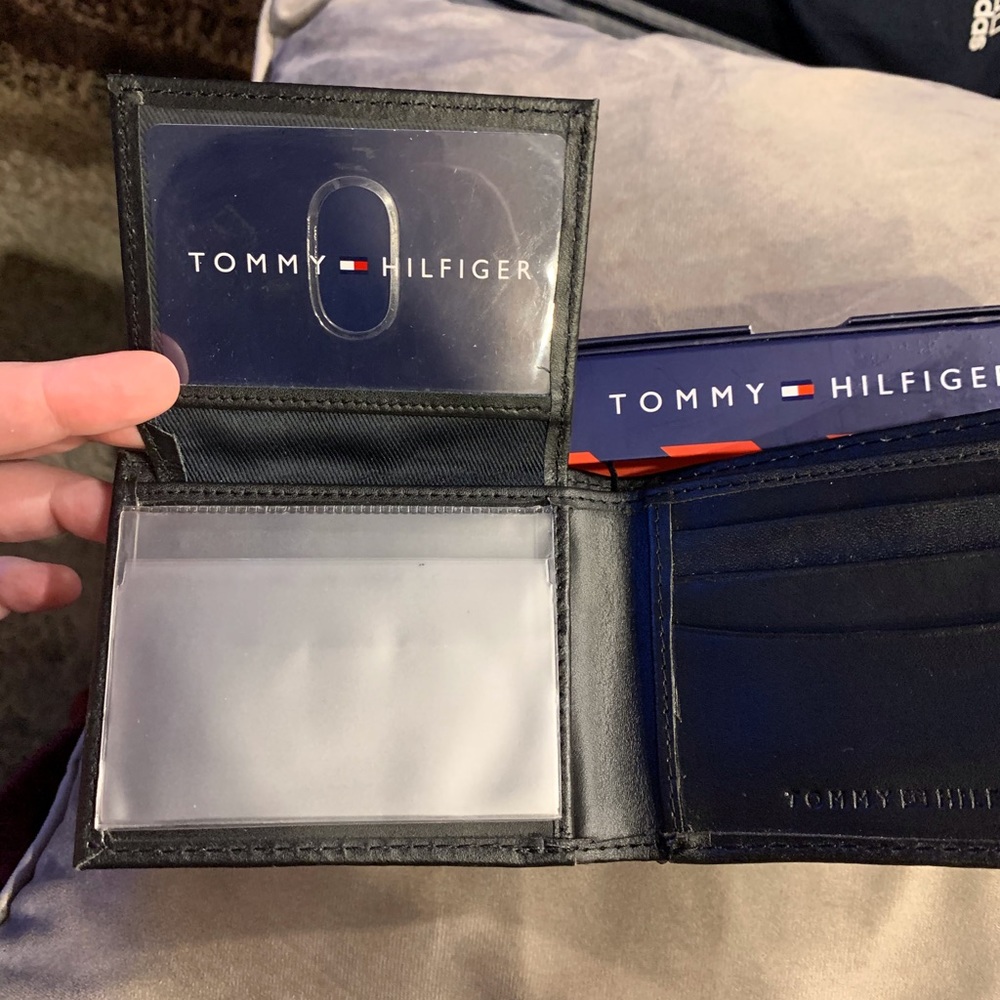 BNWT Wallet - Picture 3 of 6